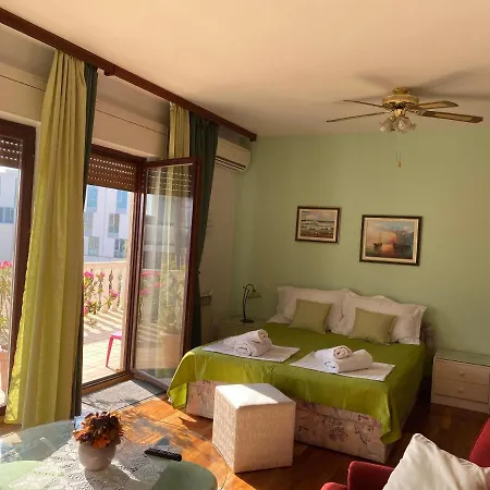 Family Vesna- 100 M -center Guest house 3*