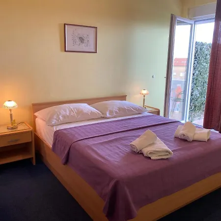 Family Vesna- 100 M -center Guest house