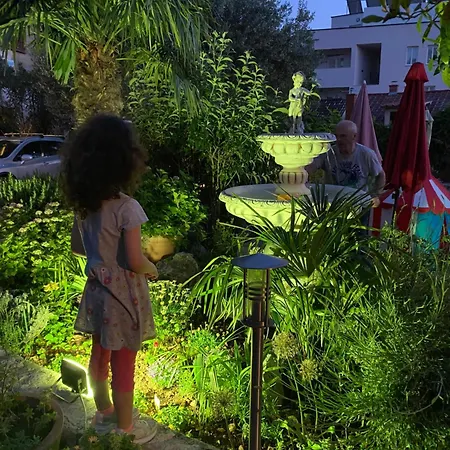 Family Vesna- 100 M -center Gostinjska kuća 3*