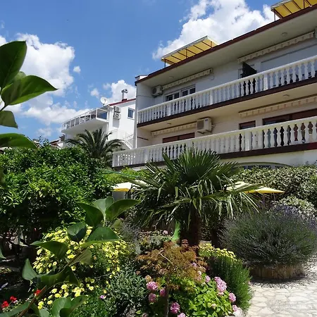 Family Vesna- 100 M -center Gostinjska kuća 3*