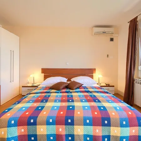 Guest house Family Vesna- 100 M -center 3*