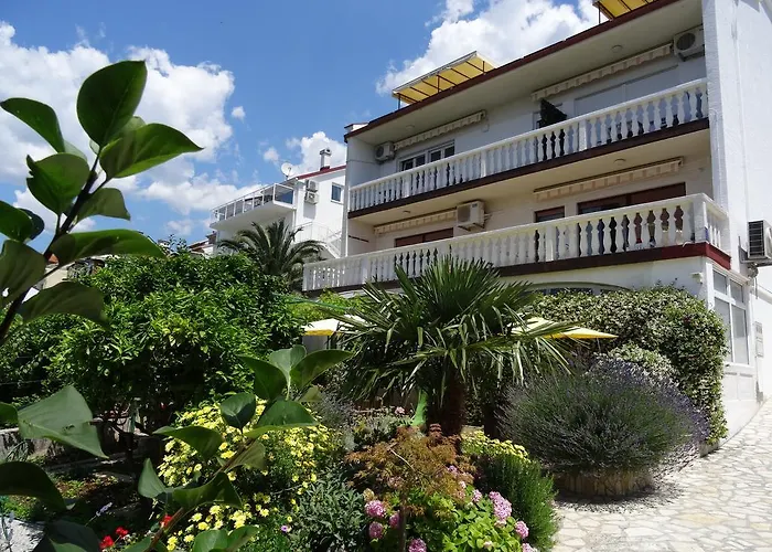 Family Vesna- 100 M -center Gostinjska kuća 3*