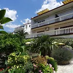 Family Vesna- 100 M -center Penzion 3*