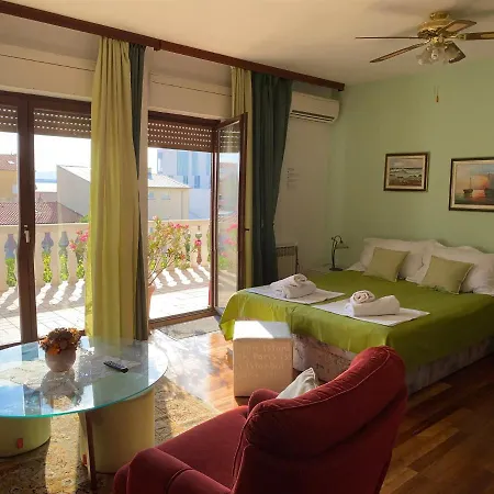 Family Vesna- 100 M -center 招待所 茨里克韦尼察