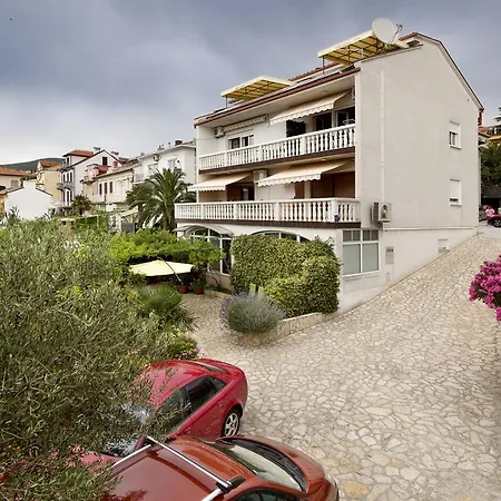 Family Vesna- 100 M -center 3* Crikvenica