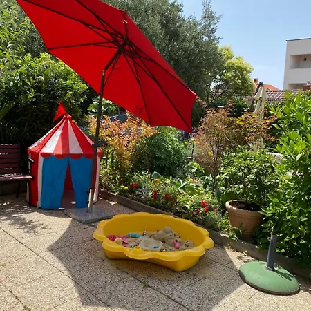 招待所 Family Vesna- 100 M -center 茨里克韦尼察