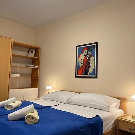 Family Vesna- 100 M -center Guest house