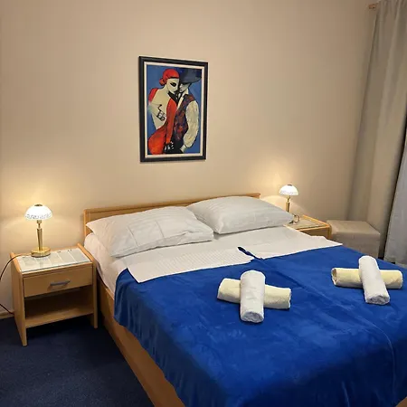 Guest house Family Vesna- 100 M -center