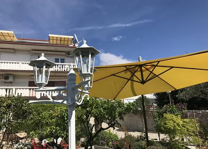 Family Vesna- 100 M -center Pensión Crikvenica