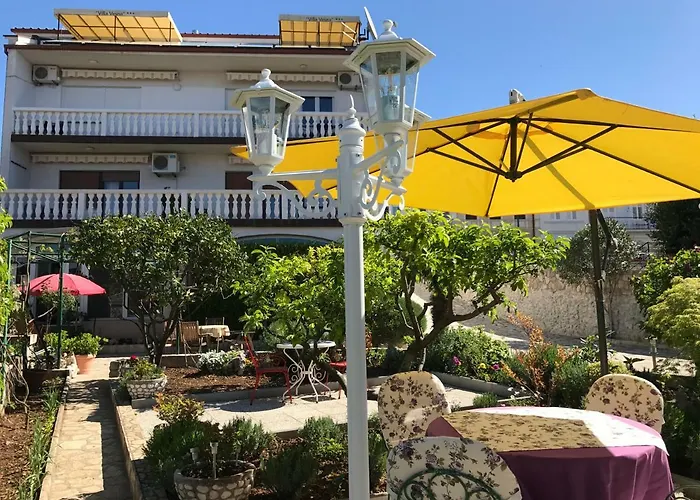 Family Vesna- 100 M -center Pensión 3*