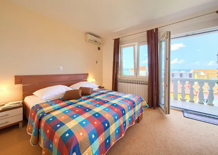 Family Vesna- 100 M -center Pensión Crikvenica